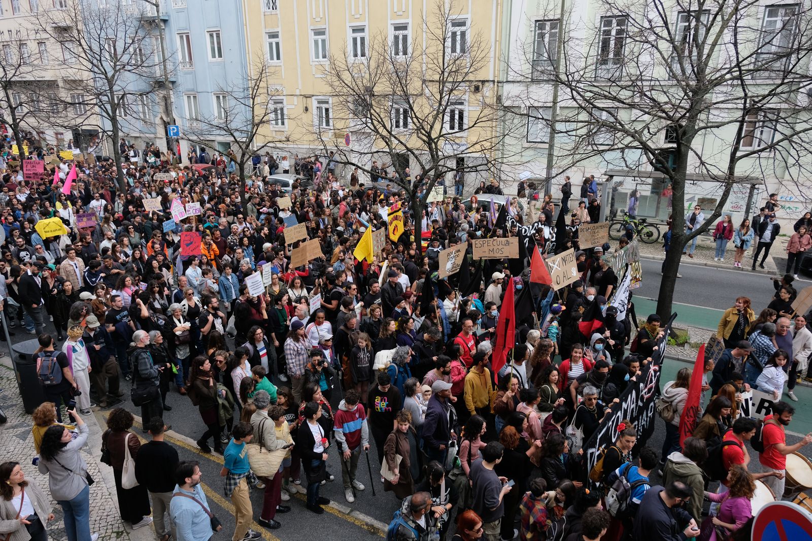 Manifestação pelo direito à habitação numa avenida de Lisboa